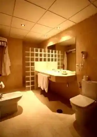 Interior histórico del Balneario Alange