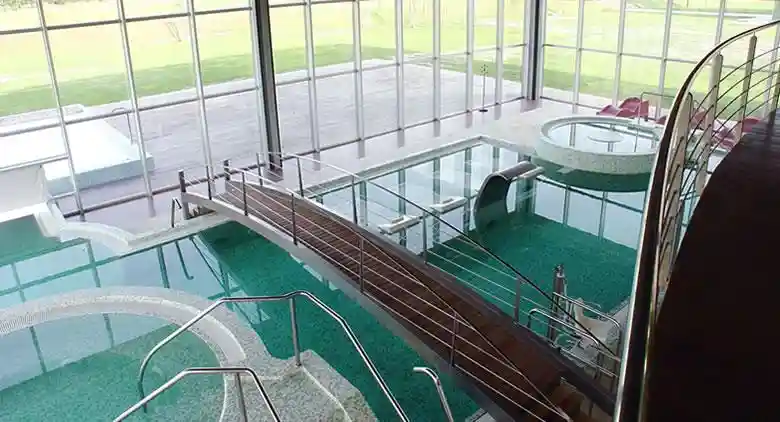 Piscina interior del balneario