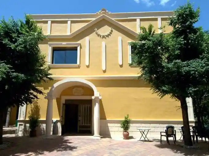 Vista exterior del Balneario de Benito