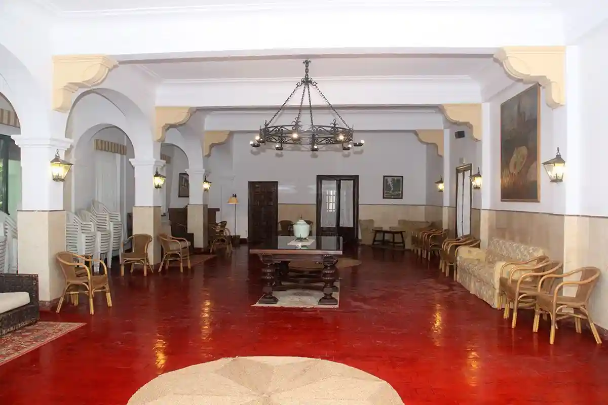 Piscina y zona de hidroterapia