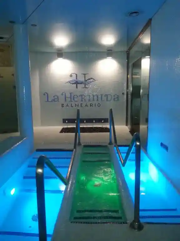 Acceso y fachada del balneario