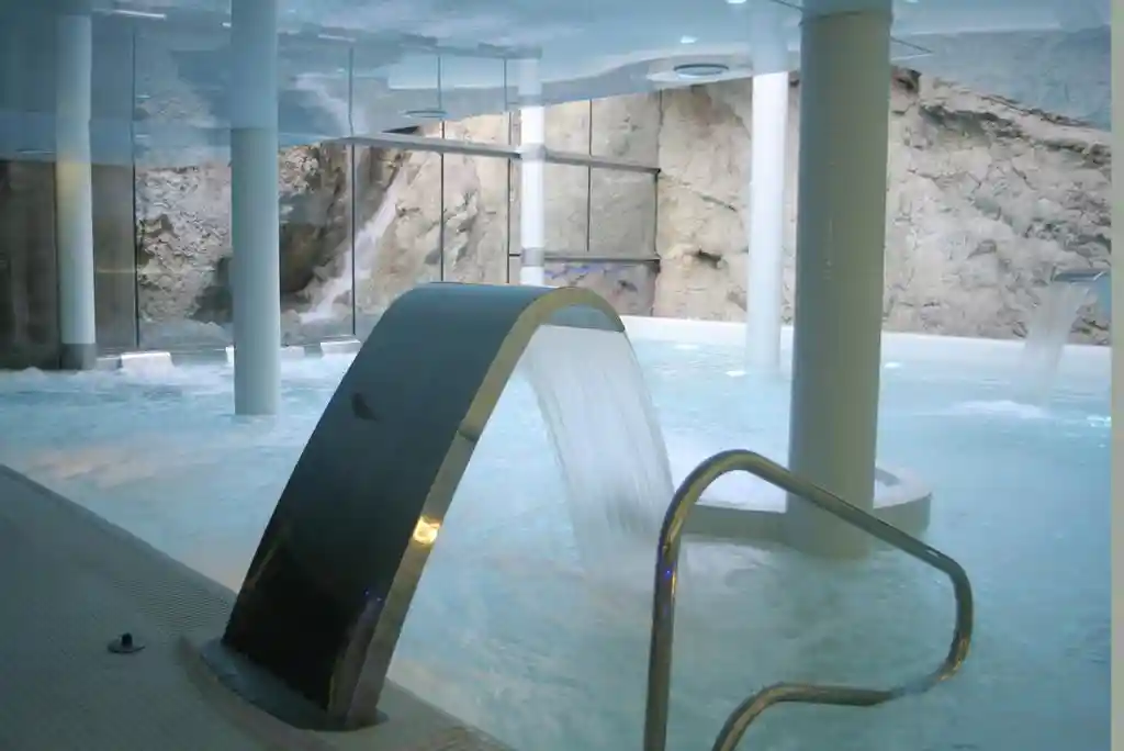 Cueva termal y espacios de relajación